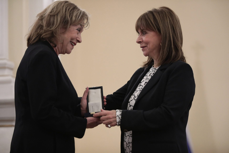 Στην ηθοποιό Ρένη Πιττακή απονεμήθηκε το παράσημο του Χρυσού Σταυρού του Τάγματος της Ευποιΐας.