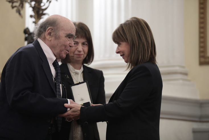 Στον συγγραφέα Θανάση Βαλτινό απονεμήθηκε το παράσημο του Ταξιάρχη του Τάγματος του Φοίνικος.