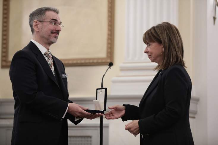 Στον μουσικό Άρη Χριστοφέλλη απονεμήθηκε το παράσημο του Χρυσού Σταυρού του Τάγματος του Φοίνικος.