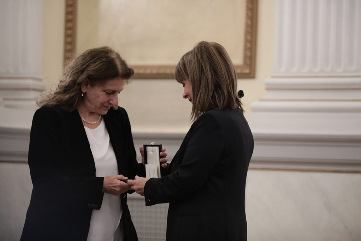 Στην συγγραφέα Ρέα Γαλανάκη - Κούβελα απονεμήθηκε το παράσημο του Χρυσού Σταυρού του Τάγματος της Ευποιΐας. 