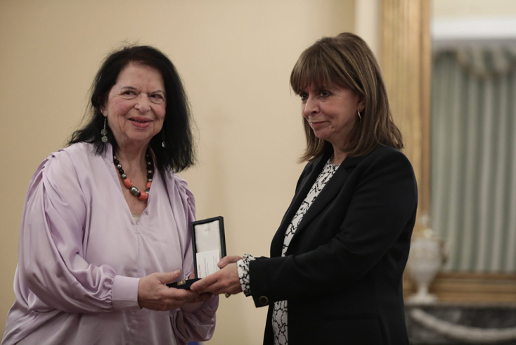 Στη μουσικό Ντόρα Μπακοπούλου απονεμήθηκε το παράσημο του Χρυσού Σταυρού του Τάγματος της Ευποιΐας.