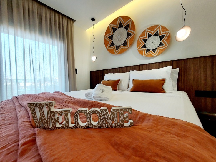 δωμάτιο με πινακίδα welcome