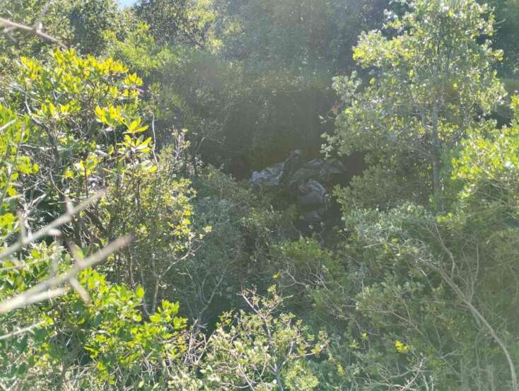 Βυθισμένο στη βλάστηση σε δύσβατη χαράδρα το αυτοκίνητο του ηλικιωμένου ζευγαριού στη Λευκάδα