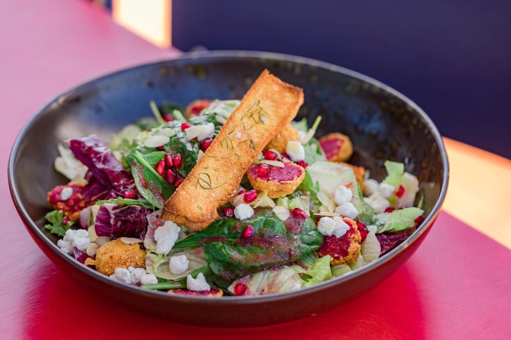 Σαλάτα με φαλάφελ πατζαριού, κατσικίσιο τυρί, φιλέ αμυγδάλου και vinaigrette κερασιού