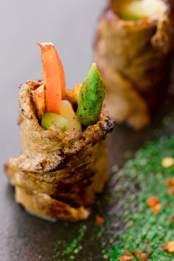 Ρολάκια από κρέας black angus με πεκορίνο, σπαράγγι, καρότο και φρέσκο κρεμμυδάκι