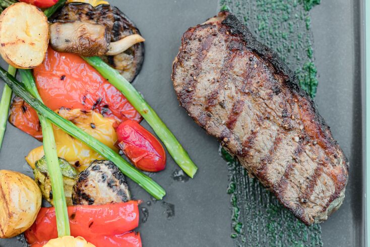 Strip loin με ψητά λαχανικά