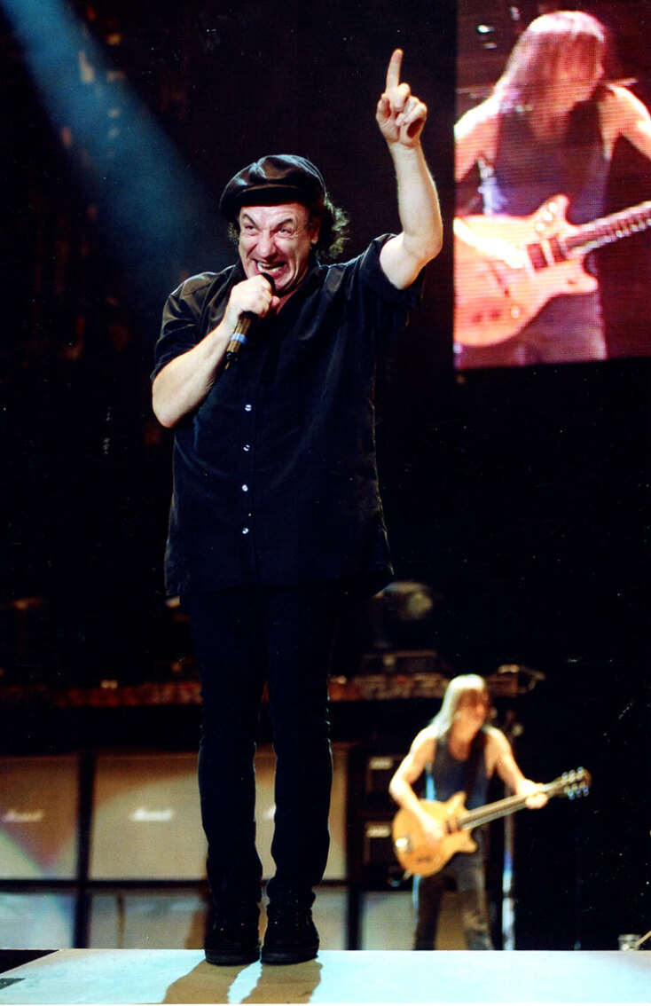 Ο τραγουδιστής των AC/DC, Brian Johnson, κυκλοφορεί την αυτοβιογραφία του «The Lives Of Brian» - Ο Χρήστος Κισατζεκιάν θυμάται την ιστορική συναυλία στο γήπεδο Wembley το 2000