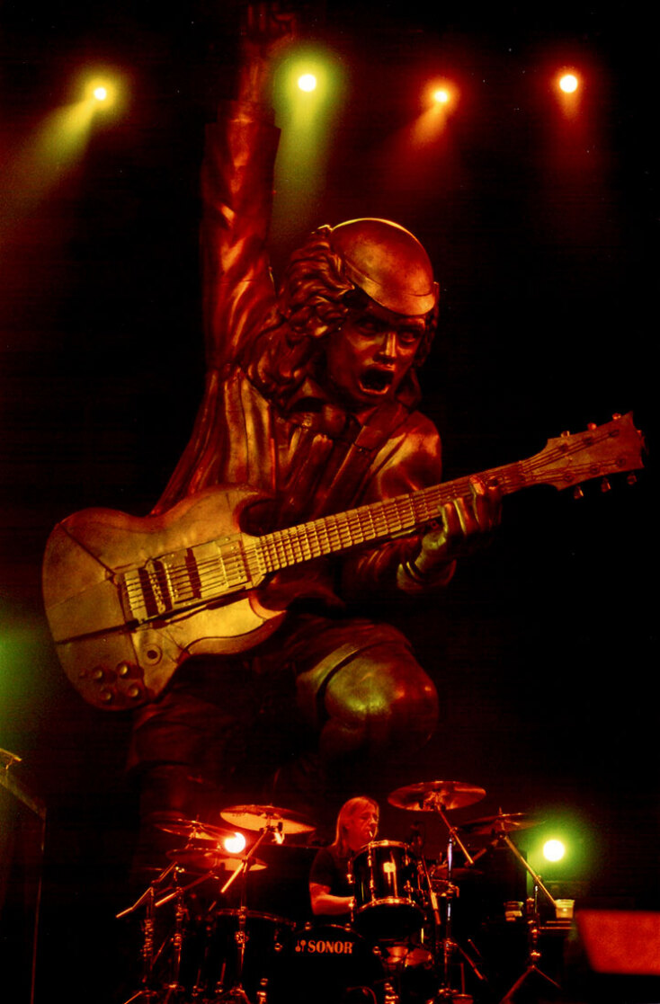 Ο τραγουδιστής των AC/DC, Brian Johnson, κυκλοφορεί την αυτοβιογραφία του «The Lives Of Brian» - Ο Χρήστος Κισατζεκιάν θυμάται την ιστορική συναυλία στο γήπεδο Wembley το 2000