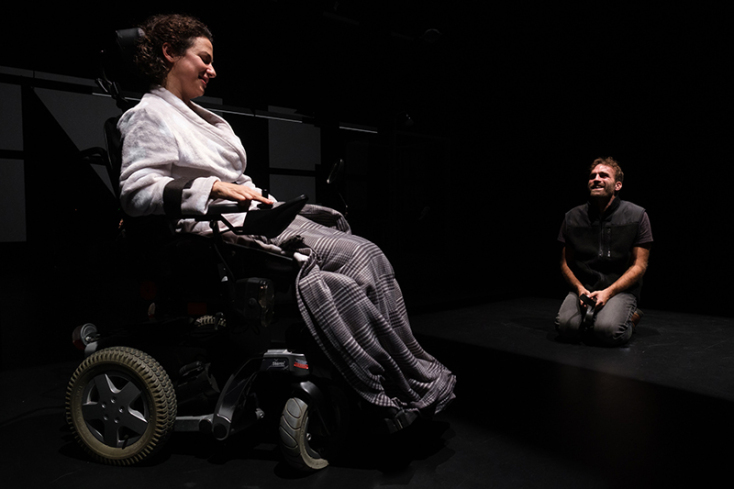 «Πόσο κοστίζει να ζεις;» της Μαρτίνα Μάγιοκ στο Θέατρο Πόρτα σε σκηνοθεσία Θωμά Μοσχόπουλου