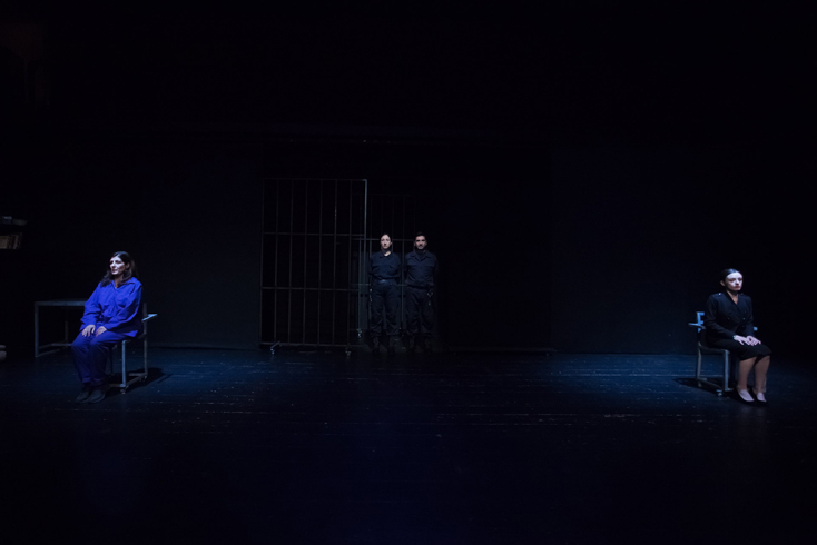 Tο ψυχολογικό δράμα της Ρόνα Μονρό «Ατσάλι», που επιστρέφει στο θέατρο Μεταξουργείο για δεύτερη χρονιά, σε σκηνοθεσία της Νάντιας Φώσκολου.