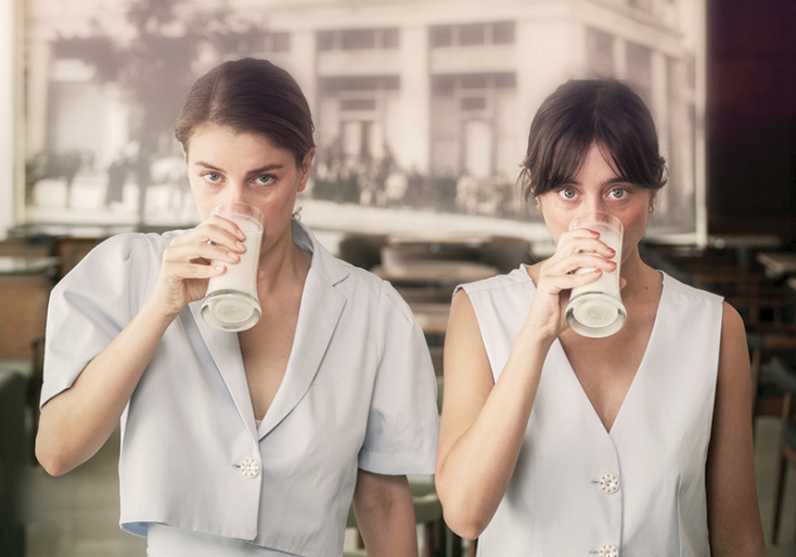 Κάποιος μιλάει μόνος του κρατώντας ένα ποτήρι γάλα