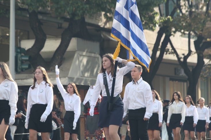Σημαιοφόρος στη μαθητική παρέλαση της 28ης Οκτωβρίου στη Θεσσαλονίκη