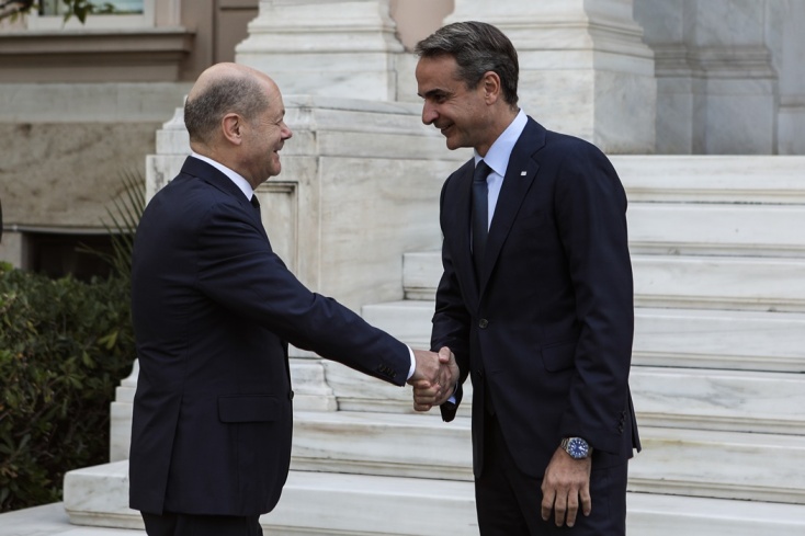 Όλαφ Σολτς και Κυριάκος Μητσοτάκης στα σκαλιά του Μεγάρου Μαξίμου