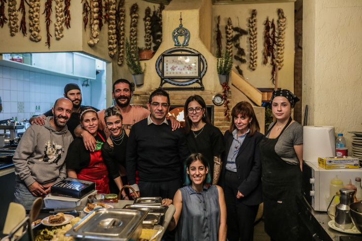 Θεσσαλονίκη: Η Κατερίνα Σακελλαροπούλου γευμάτισε σε γνωστό τοπικό μεζεδοπωλείο απεξαρτημένου με έντονη κοινωνική δράση - Η επίσκεψή της στο υπνωτήριο αστέγων. 