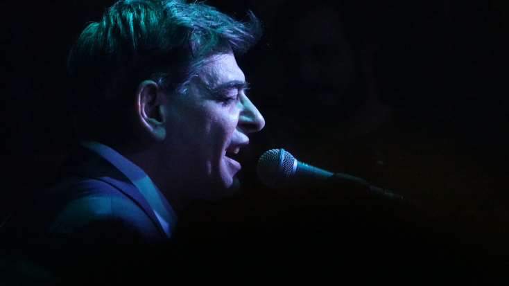 Ο τραγουδιστής και συνθέτης Μιχάλης Ρακιντζής απαντά σε 33 ερωτήσεις για την Αθήνα.