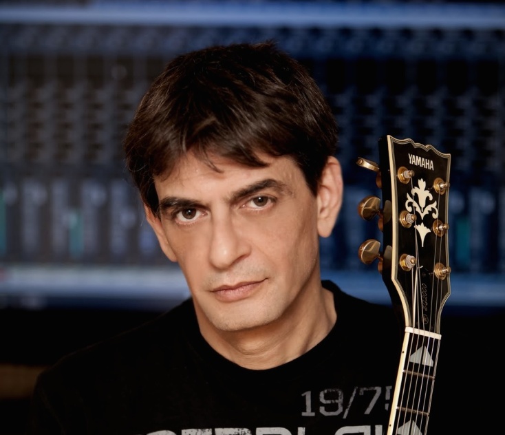 Ο τραγουδιστής και συνθέτης Μιχάλης Ρακιντζής απαντά σε 33 ερωτήσεις για την Αθήνα.