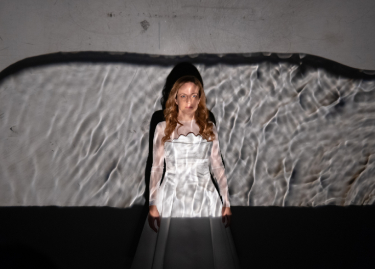 Η Έλενα Μαυρίδου στην παράσταση «Άλκηστις» στο θέατρο Χώρος