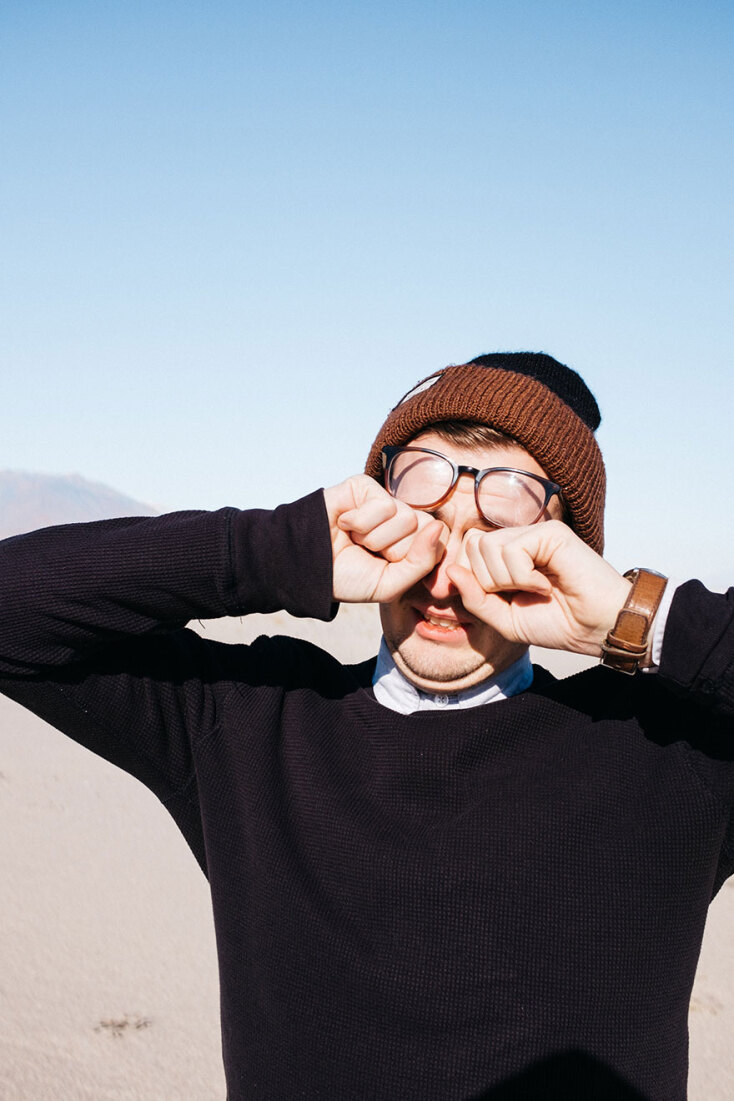 Άνδρας τρίβει τα μάτια του