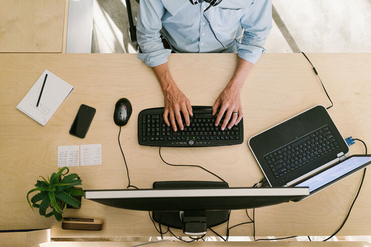 Γραφείο με υπολογιστή