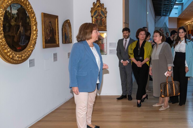 Εθνική Πινακοθήκη: η επιμελήτρια Έφη Αγαθονίκου κατά την ξενάγηση στην αίθουσα Δυτικοευρωπαϊκής Τέχνης