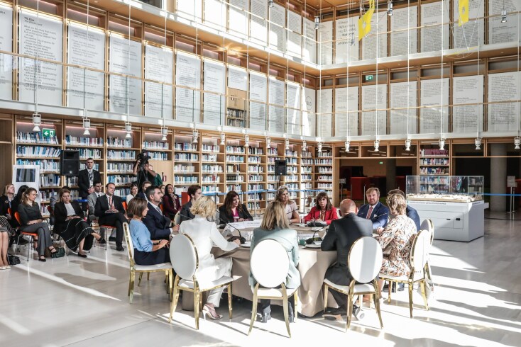 Κατερίνα Σακελλαροπούλου - βασιλικό ζεύγος Ολλανδίας: Έδωσαν το παρών σε συζήτηση για την καταπολέμηση της έμφυλης και ενδοοικογενειακής βίας στο ΚΠΣΙΝ.