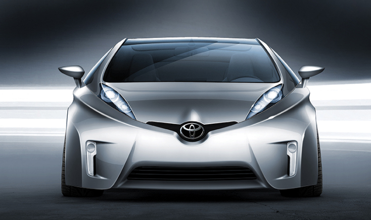 Το πρόπλασμά του Toyota Prius δεύτερης γενιάς και το σκίτσο σε κάποια τελική του μορφή. Το ιδιόχειρο είναι από το μπλοκ την ώρα της συνέντευξης.