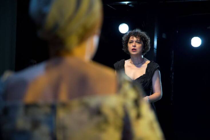 «Η Στέλλα με τα κόκκινα γάντια» στο Θέατρο Τέχνης Κάρολος Κουν