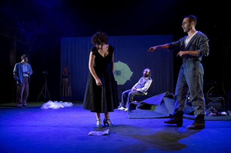 «Η Στέλλα με τα κόκκινα γάντια» στο Θέατρο Τέχνης Κάρολος Κουν