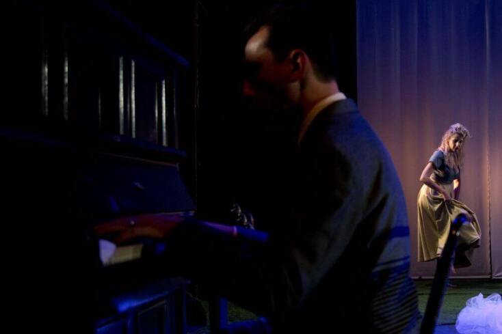 «Η Στέλλα με τα κόκκινα γάντια» στο Θέατρο Τέχνης Κάρολος Κουν