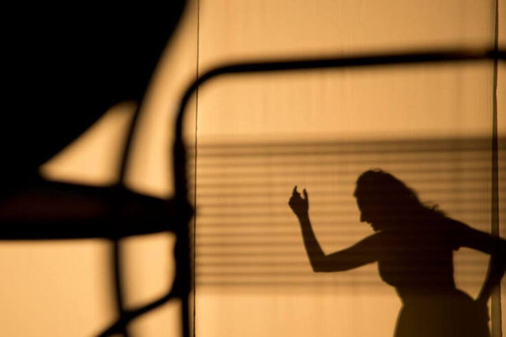 «Η Στέλλα με τα κόκκινα γάντια» στο Θέατρο Τέχνης Κάρολος Κουν