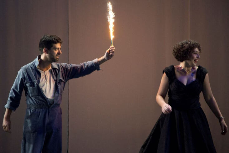 «Η Στέλλα με τα κόκκινα γάντια» στο Θέατρο Τέχνης Κάρολος Κουν