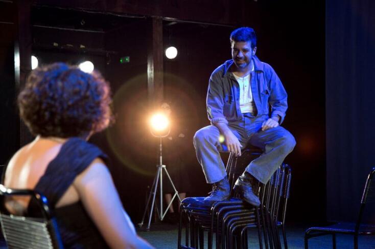 «Η Στέλλα με τα κόκκινα γάντια» στο Θέατρο Τέχνης Κάρολος Κουν