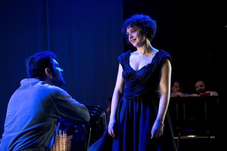 «Η Στέλλα με τα κόκκινα γάντια» στο Θέατρο Τέχνης Κάρολος Κουν