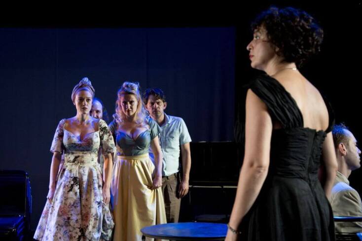 «Η Στέλλα με τα κόκκινα γάντια» στο Θέατρο Τέχνης Κάρολος Κουν