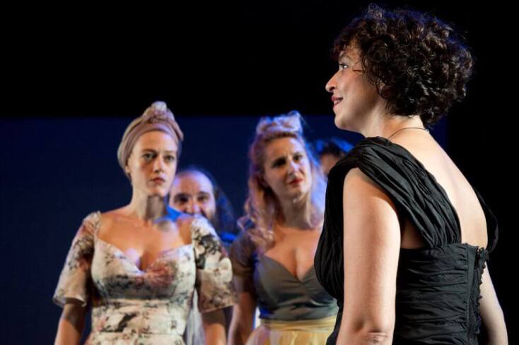 «Η Στέλλα με τα κόκκινα γάντια» στο Θέατρο Τέχνης Κάρολος Κουν