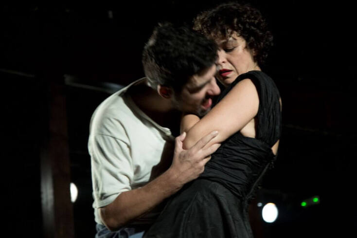 «Η Στέλλα με τα κόκκινα γάντια» στο Θέατρο Τέχνης Κάρολος Κουν