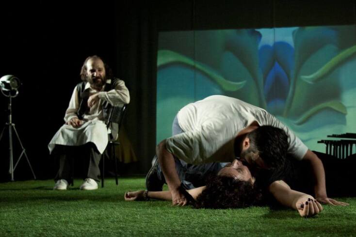 «Η Στέλλα με τα κόκκινα γάντια» στο Θέατρο Τέχνης Κάρολος Κουν