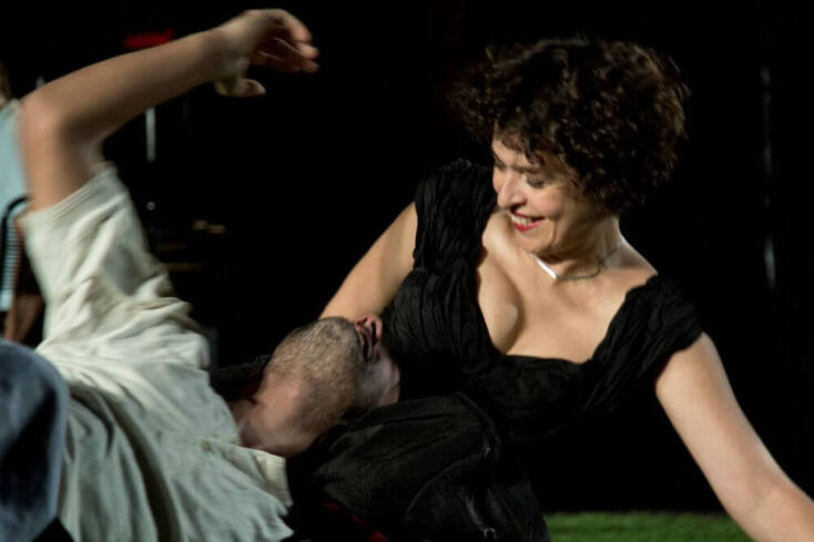 «Η Στέλλα με τα κόκκινα γάντια» στο Θέατρο Τέχνης Κάρολος Κουν