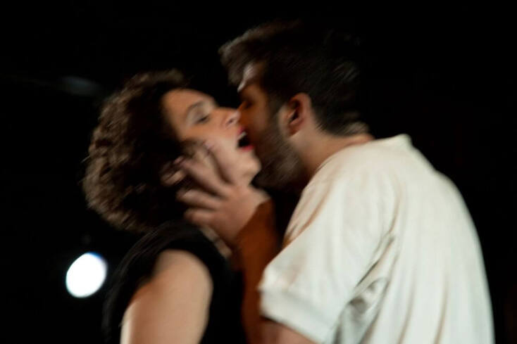 «Η Στέλλα με τα κόκκινα γάντια» στο Θέατρο Τέχνης Κάρολος Κουν