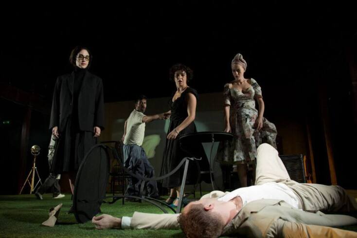 «Η Στέλλα με τα κόκκινα γάντια» στο Θέατρο Τέχνης Κάρολος Κουν