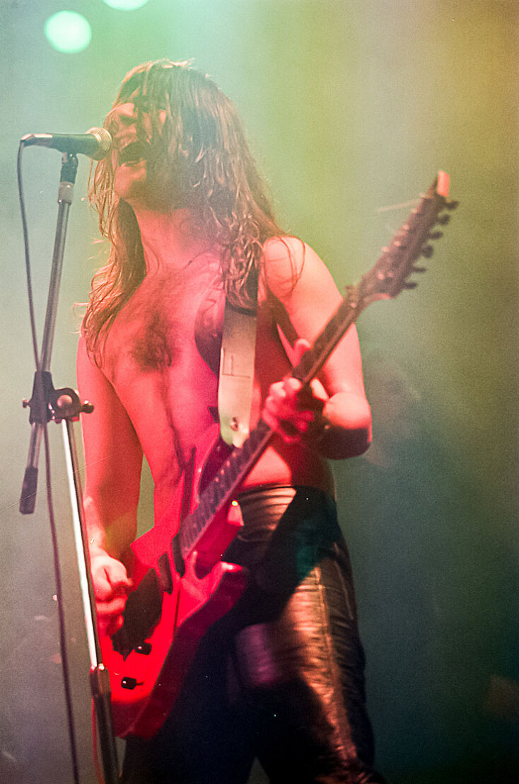 Nightfall: Η πρώτη συναυλία ελληνικής metal μπάντας με support ξένο συγκρότημα, το 1998, στην Αθήνα, στο Ρόδον Club, μέσα από σπάνιες φωτογραφίες του Χρήστου Κισατζεκιάν