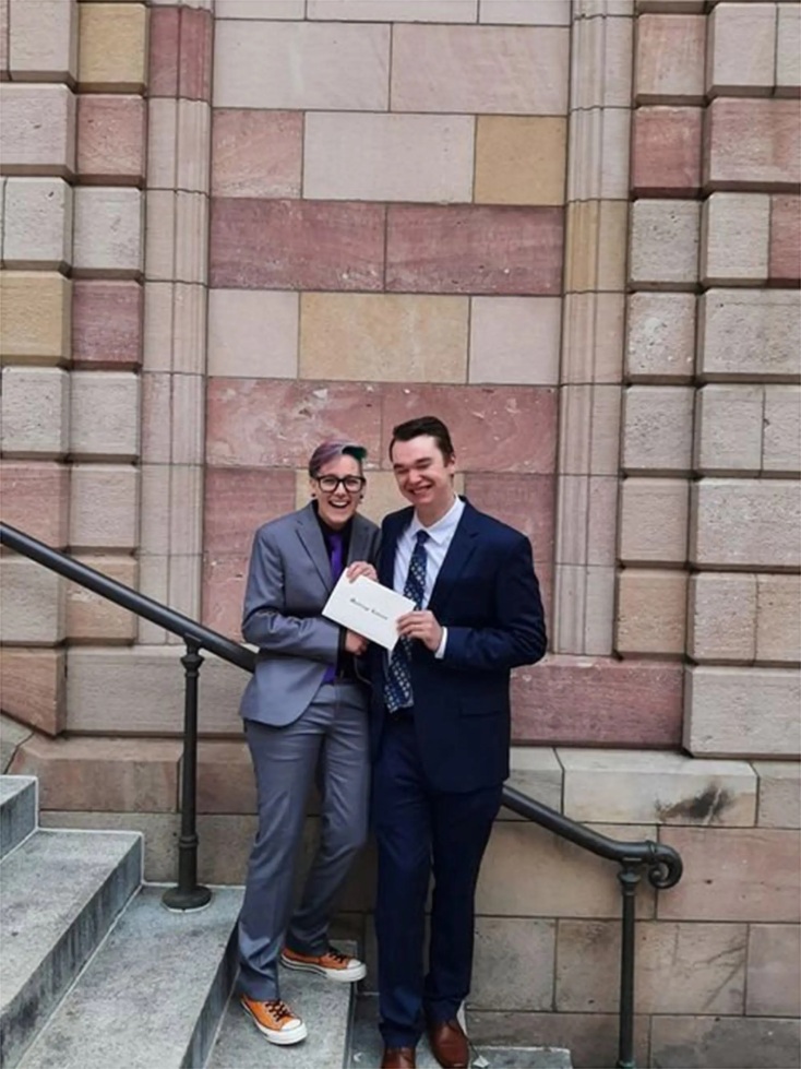 Γνωρίστηκαν ως άνδρας και γυναίκα, αλλά δεν άφησαν τη φυλομετάβαση να επηρεάσει τη σχέση τους - Του έκανε πρόταση γάμου λίγες εβδομάδες μετά το coming out.