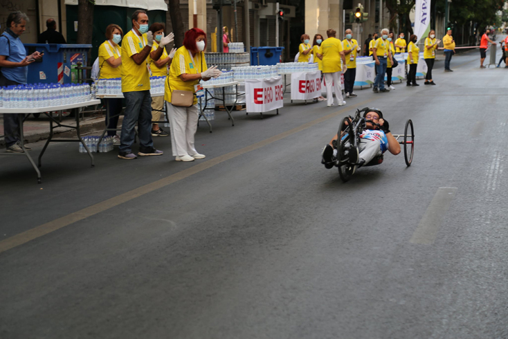 Οι εθελοντές εμψυχώνουν τους δρομείς κατά τη διάρκεια του αγώνα. 