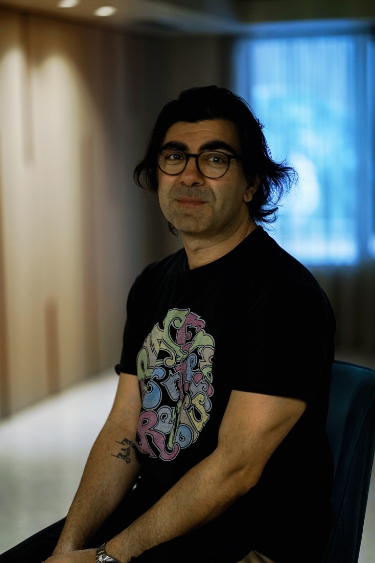 Συνέντευξη Φατίχ Ακίν: Ο σκηνοθέτης μιλάει στην ATHENS VOICE για τη νέα του ταινία «Το χρυσάφι του Ρήνου», το σινεμά και τη ζωή του.