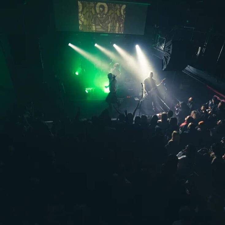 «Τρία live…πολλές οι αναμνήσεις από πολλά live shows..όλα είχαν κάτι να μας προσφέρουν, κάτι να αποκομίσουμε, κάτι να μάθουμε, να μεγαλώσουμε. Από το μεγαλύτερο μέχρι το μικρότερο. Από το πιο εντυπωσιακό μέχρι το πιο απλό πάνω σε ένα 2 x 2 σανίδι με πέντε άτομα κοινό με τους τρεις να είναι φίλοι. Ωστόσο θα αναφερθούμε σε τρία που για εμάς αποτέλεσαν κομβικό σημείο για τη μπάντα και τα θυμόμαστε λίγο πιο ξεχωριστά για διαφορετικούς λόγους.