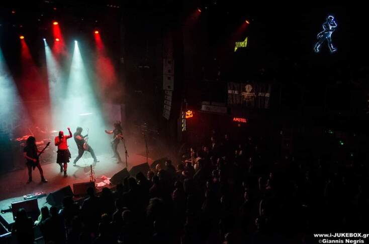 «Τρία live…πολλές οι αναμνήσεις από πολλά live shows..όλα είχαν κάτι να μας προσφέρουν, κάτι να αποκομίσουμε, κάτι να μάθουμε, να μεγαλώσουμε. Από το μεγαλύτερο μέχρι το μικρότερο. Από το πιο εντυπωσιακό μέχρι το πιο απλό πάνω σε ένα 2 x 2 σανίδι με πέντε άτομα κοινό με τους τρεις να είναι φίλοι. Ωστόσο θα αναφερθούμε σε τρία που για εμάς αποτέλεσαν κομβικό σημείο για τη μπάντα και τα θυμόμαστε λίγο πιο ξεχωριστά για διαφορετικούς λόγους.