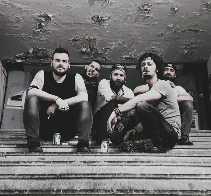 «Τρία live…πολλές οι αναμνήσεις από πολλά live shows..όλα είχαν κάτι να μας προσφέρουν, κάτι να αποκομίσουμε, κάτι να μάθουμε, να μεγαλώσουμε. Από το μεγαλύτερο μέχρι το μικρότερο. Από το πιο εντυπωσιακό μέχρι το πιο απλό πάνω σε ένα 2 x 2 σανίδι με πέντε άτομα κοινό με τους τρεις να είναι φίλοι. Ωστόσο θα αναφερθούμε σε τρία που για εμάς αποτέλεσαν κομβικό σημείο για τη μπάντα και τα θυμόμαστε λίγο πιο ξεχωριστά για διαφορετικούς λόγους.