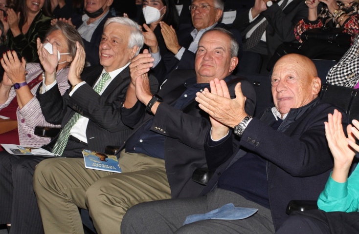 Ο Κώστας Καραμανλής χειροκροτεί τη σύζυγό του, Νατάσα Παζαΐτη