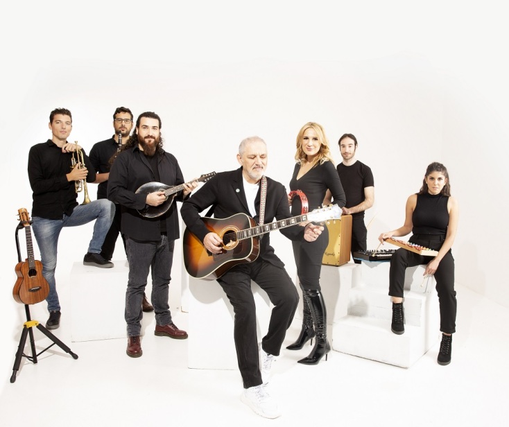 Μαγεία Χριστουγέννων στη Βαμβακού Λακωνίας: Ο Νίκος Πορτοκάλογλου θα βρεθεί στην πλατεία του χωριού για μια μουσική παράσταση με τίτλο, «Ένα φως αναμμένο».