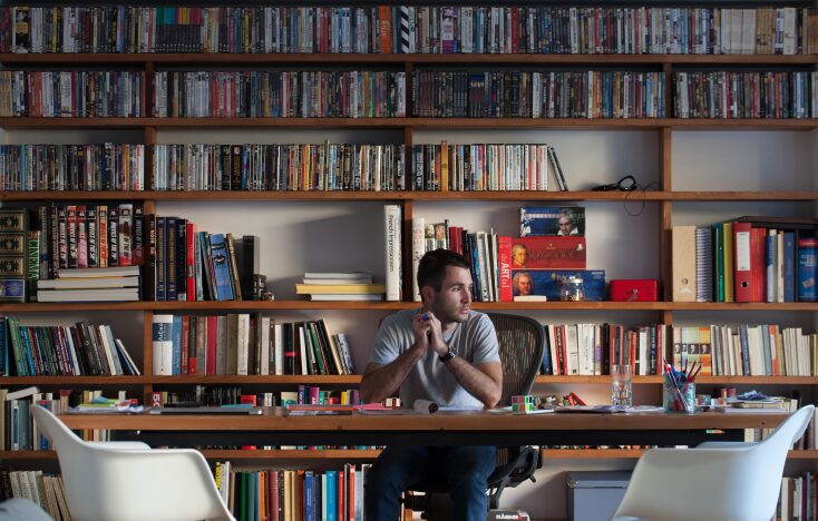 άνδρας σε γραφείο με πολλά βιβλία